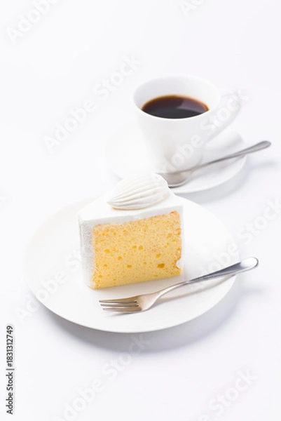 Obraz 皿に盛られたケーキとコーヒー シフォンケーキ 白背景