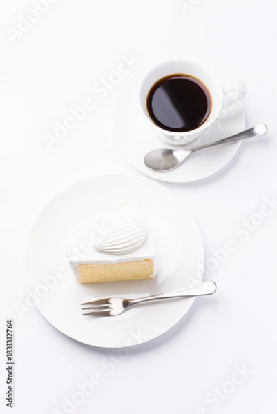 Obraz 皿に盛られたケーキとコーヒー シフォンケーキ 白背景