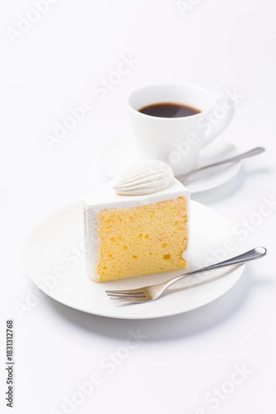 Obraz 皿に盛られたケーキとコーヒー シフォンケーキ 白背景