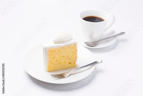 Obraz 皿に盛られたケーキとコーヒー シフォンケーキ 白背景
