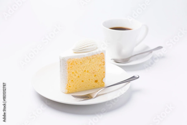 Obraz 皿に盛られたケーキとコーヒー シフォンケーキ 白背景