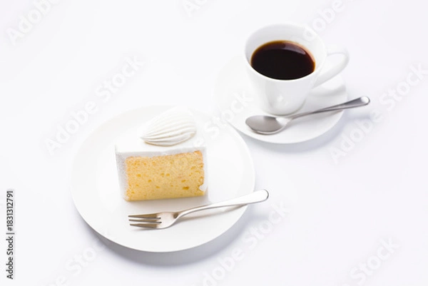 Obraz 皿に盛られたケーキとコーヒー シフォンケーキ 白背景