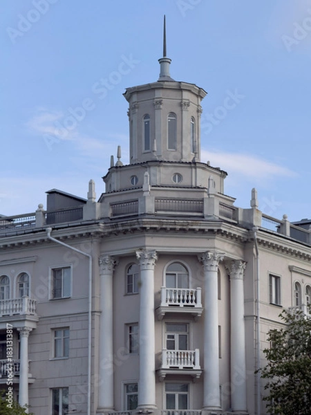Obraz An elegant building featuring a prominent dome and classic columns under a clear sky