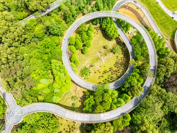 Fototapeta A circular walking path in the park