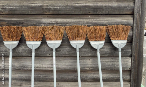 Fototapeta 壁に立てかける箒（ほうき）