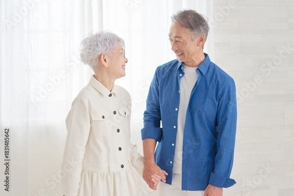 Obraz 会話するシニア夫婦　リビング