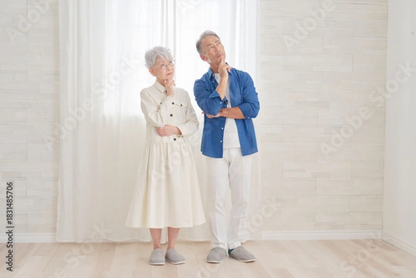 Obraz シニア夫婦　考える　リビング　全身