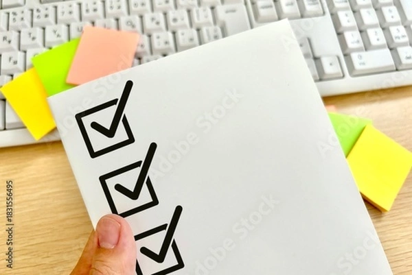 Obraz チェックリストを確認する人