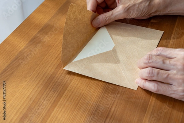 Obraz 封筒を開ける手