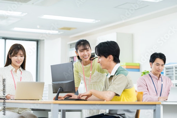 Obraz オフィスで働く若いエンジニア