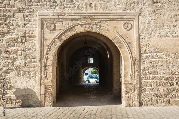 Obraz Skifa Kahla, also known as Bab Zouila, is a fortified gate which is one of the few remaining vestiges of the ancient defensive walls of Mahdia in Tunisia.