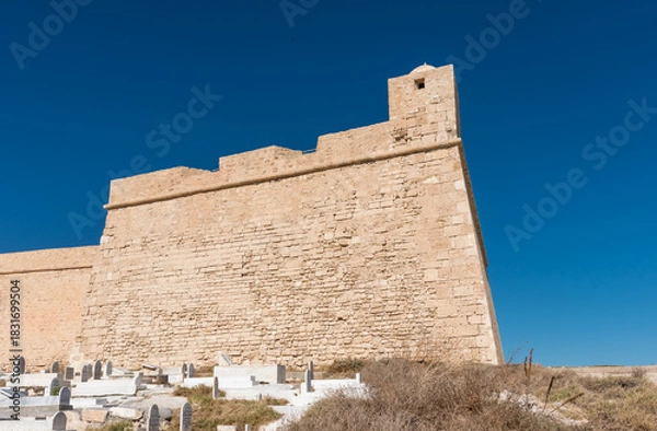 Obraz Borj El Kebir, also known as the Kasbah of Mahdia, is a 16th-century Ottoman military fortress located on the Mahdia peninsula in Tunisia.