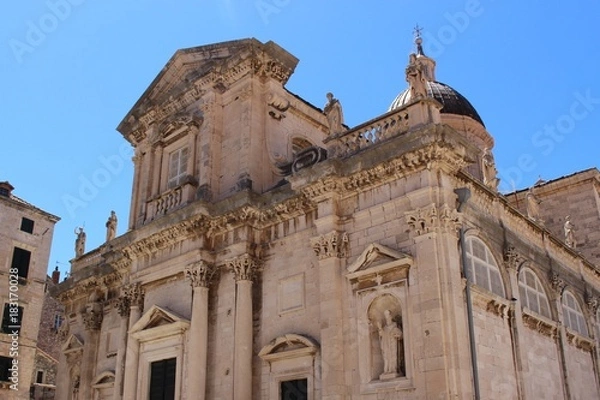 Obraz ドゥブロヴニクの建造物/ジブリ映画の名作の「魔女の宅急便」のモデルになったとも言われているクロアチアの「ドゥブロヴニク」白い壁とオレンジの屋根が特徴。一本道をそれるとそこには細い道が何本も張り巡らされています。