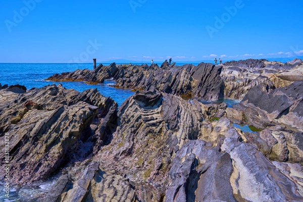Obraz 神奈川県横須賀市の荒崎海岸の荒崎潮騒のみちから南側の相模湾(伊豆大島,釣り人など)を見る