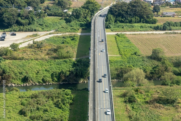 Fototapeta 埼玉県桶川市の荒川にかかる太郎右衛門橋を空撮