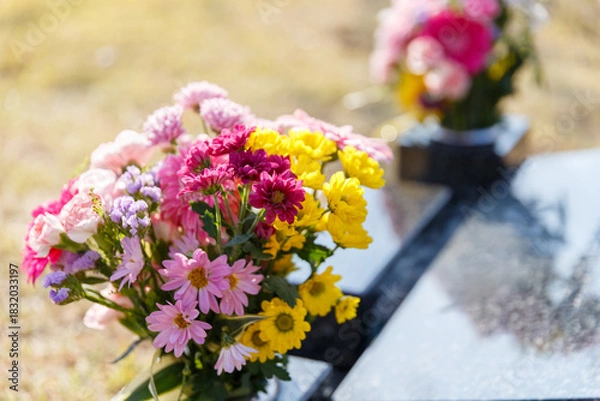 Fototapeta 霊園の墓石に供えられた仏花