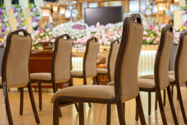 Obraz 出席者用の椅子が並ぶ葬儀会場の風景