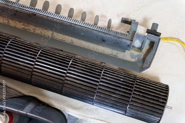 Obraz 壁掛けエアコン分解クリーニング（取り外した送風ファン、ドレンパン）