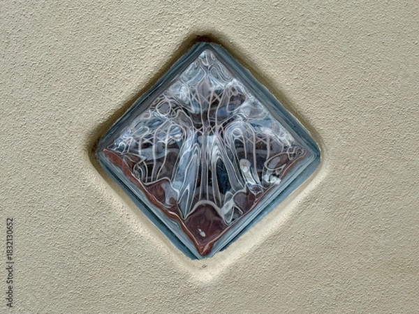 Obraz Eingemauerter Glasbaustein mit bunten Reflexionen 