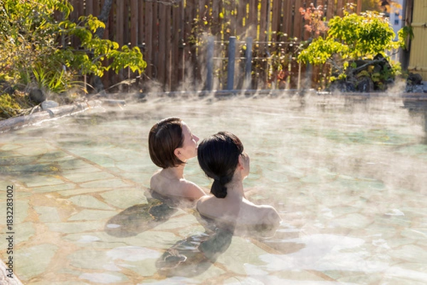 Fototapeta 露天風呂 ミドル女性 入浴 旅館 温泉イメージ