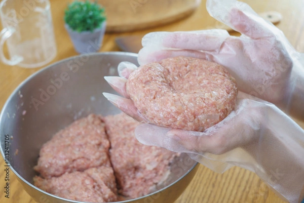 Fototapeta ハンバーグの成形イメージ・中央にくぼみを作る