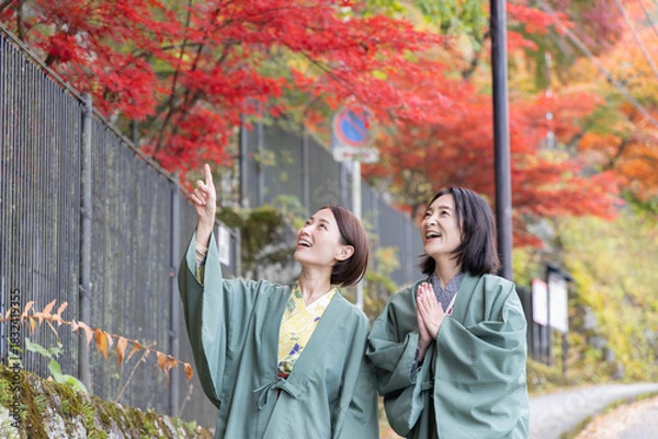 Fototapeta 温泉　旅行　女子旅　紅葉