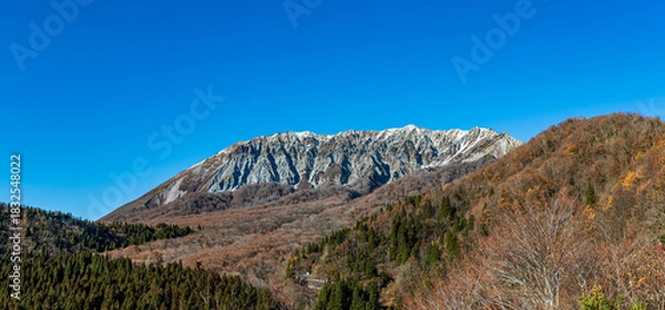 Fototapeta 大山_ ｢日本名峰ランキング｣でベスト3に選ばれるほど美しい山容