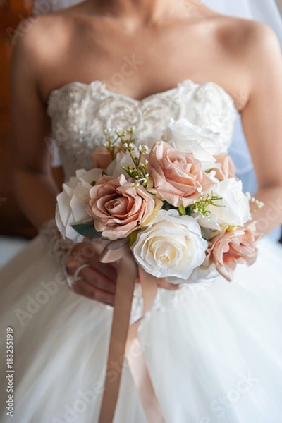 Fototapeta 花嫁が持つエレガントなウェディングブーケのクローズアップ