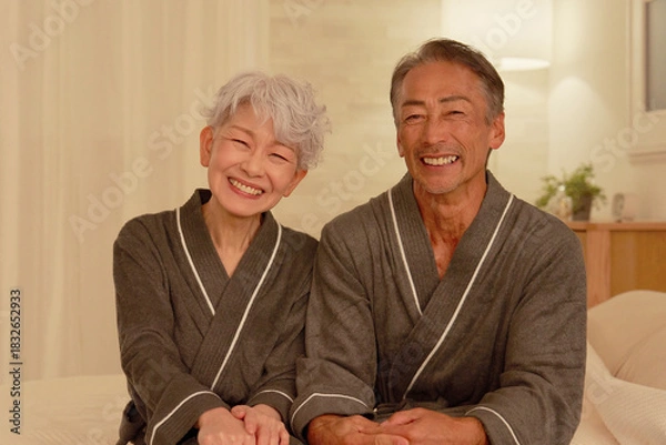 Obraz シニアの夫婦　ポートレート　夜のベッドルーム　カメラ目線