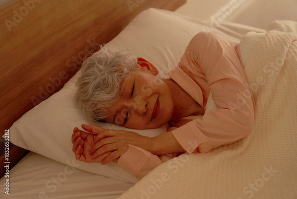 Obraz シニア女性　睡眠　ベッドルーム