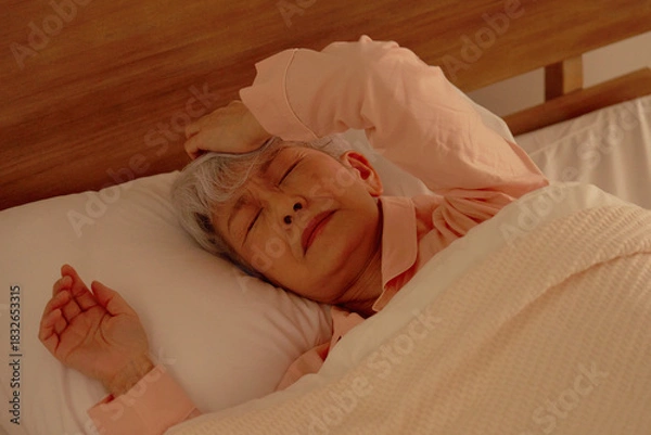 Obraz 睡眠　うなされるシニア女性　ベッドルーム