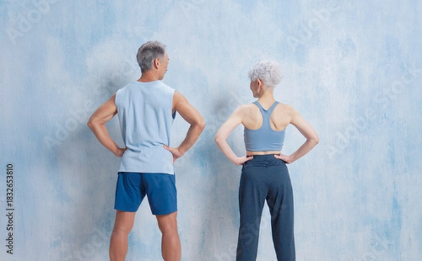 Obraz エクササイズするシニアの男性と女性のポートレート　後ろ姿