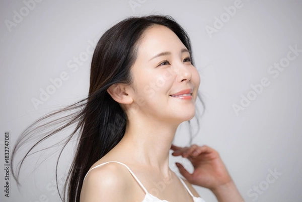 Obraz 風になびく黒髪のロングヘアの女性ポートレート　美容とヘアケア・トリートメントなどのイメージ	　クローズアップ