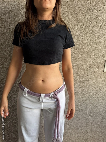 Obraz mulher com quadril e barriga com gordura 
