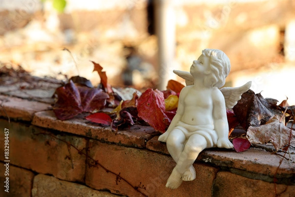 Obraz カラフルな紅葉とレンガに座る天使