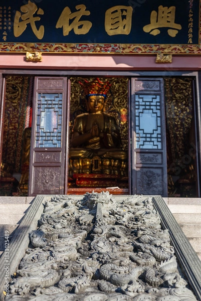 Fototapeta buddhist temple door