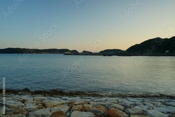 Obraz 海岸から見る夕暮れ時の海