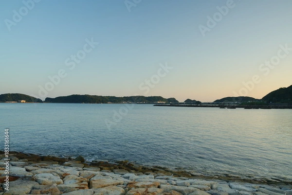 Obraz 海岸から見る夕暮れ時の海