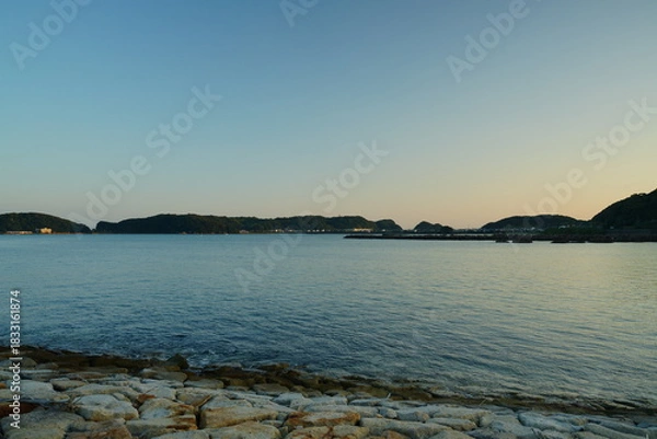 Obraz 海岸から見る夕暮れ時の海