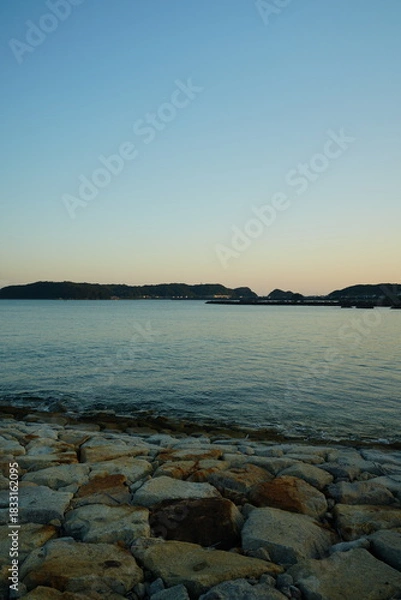 Obraz 海岸から見る夕暮れ時の海