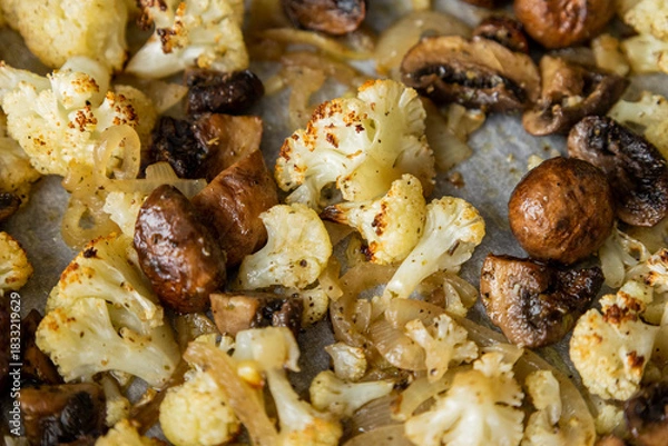 Fototapeta Roasted Cauliflower, Mushrooms, and Onion on Tray – Cozy Autumn Vegetables