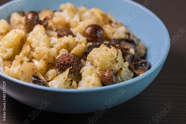Fototapeta Roasted Cauliflower and Mushrooms in Bowl – Cozy Fall Veggie Side Dish