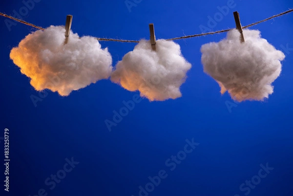 Obraz Trois nuages suspendus à une corde à linge, imaginaire, fond bleu, horizontal