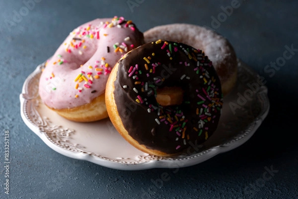 Obraz 暗めの背景にチョコドーナツとスイーツ盛り合わせ