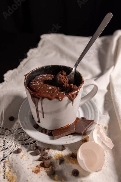 Obraz Gâteau dans une tasse avec dégât, intérieur, vertical