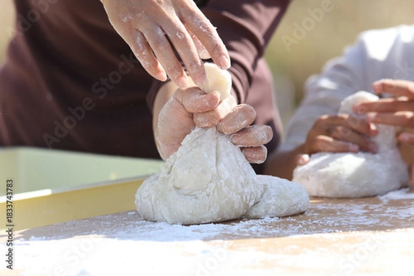 Obraz つきたての餅を丸める様子