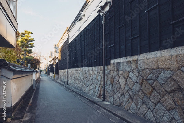 Obraz 愛知県岡崎市にある八丁味噌蔵の歴史漂う黒壁の八丁蔵通り
