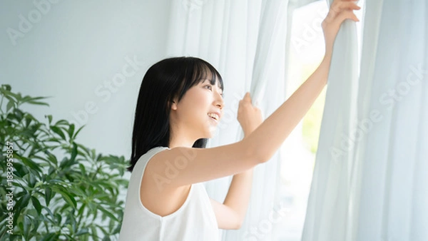 Obraz カーテンを開ける若い女性の美容イメージ