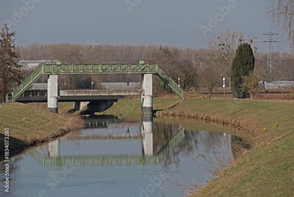 Obraz Staustufe in einem Kanal