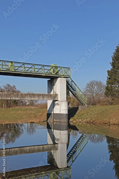 Obraz Staustufe in einem Kanal